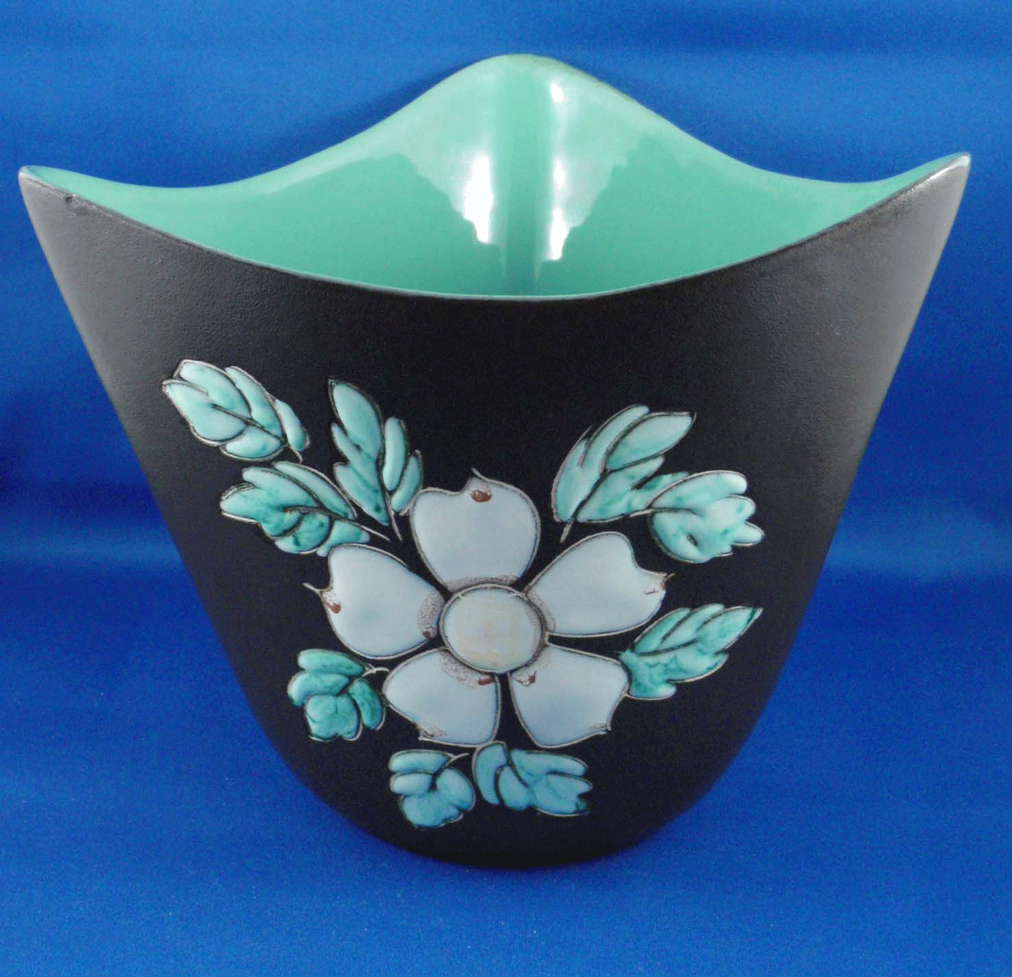 5a: Herta “Dogwood” large vase or planter, mould 7109